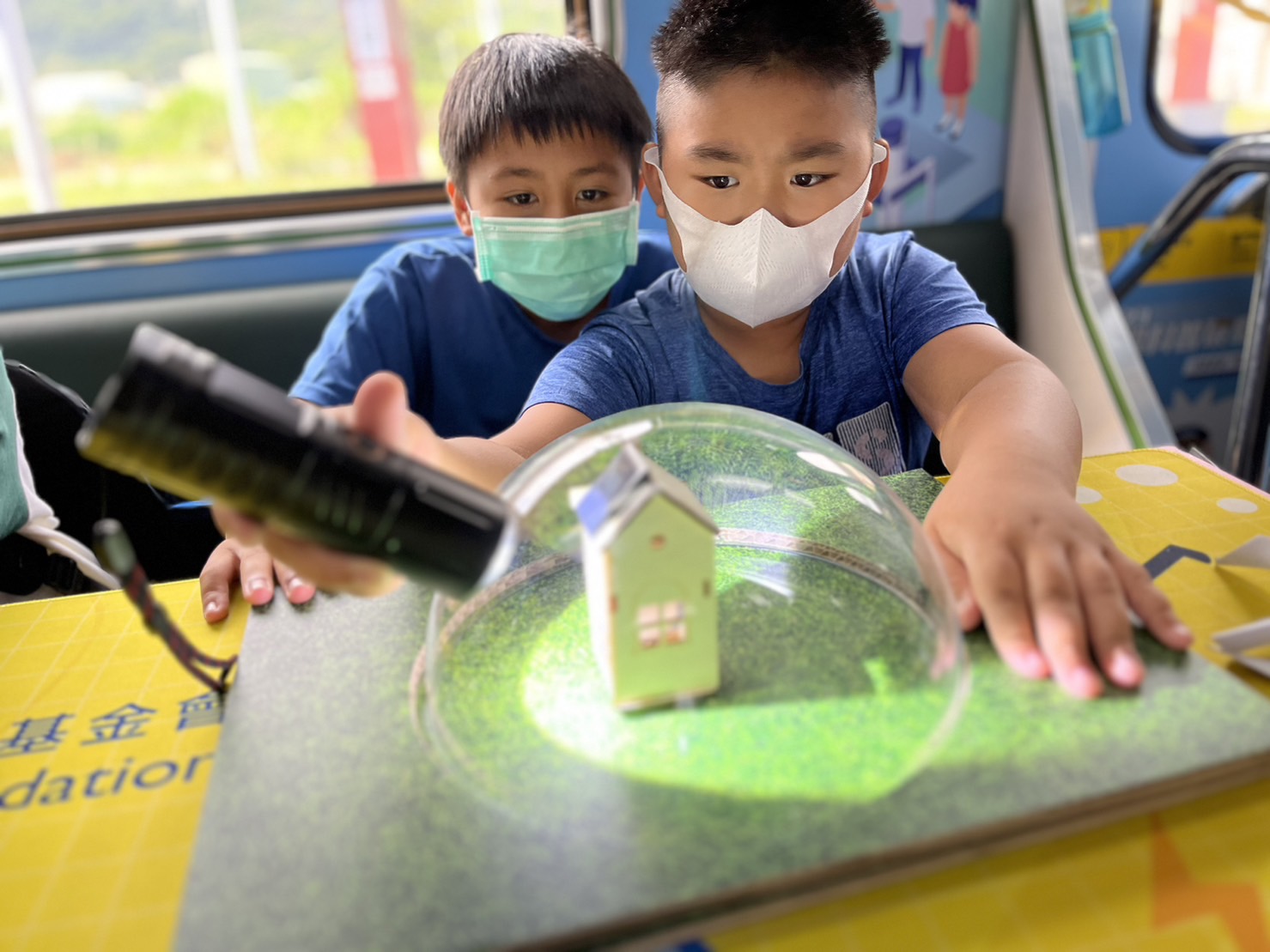 G22恒峰參與基礎科學主題車廂，以STEAM教學精神，設計「逐日科學家」、「太陽能工程師」以及「淨零建築師」三大能源科普課程和實驗